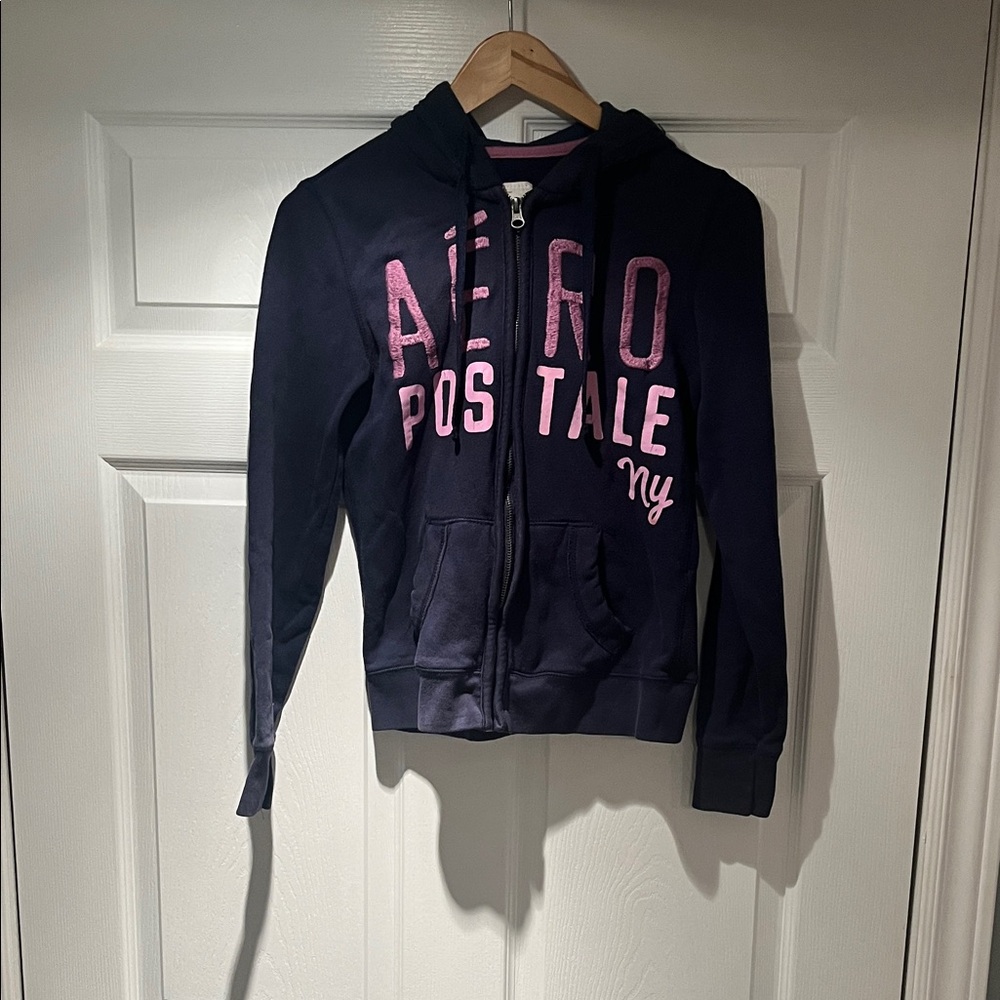 Aeropostale Cream Garment Tag on Navy Fabric